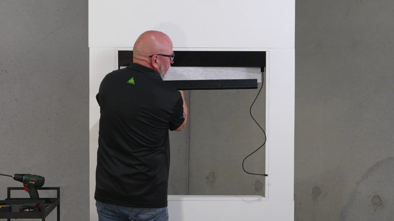 Video: the blind going into the brackets, cable hanging straight.